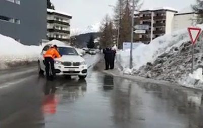 В результате инцидента полицейский не получил серьезных травм.
