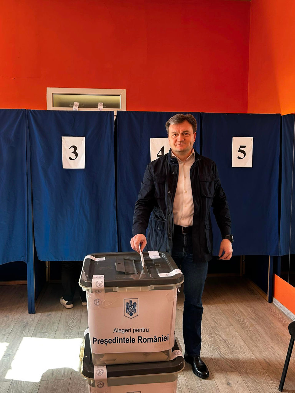 Премьер Молдовы проголосовал на выборах президента Румынии.