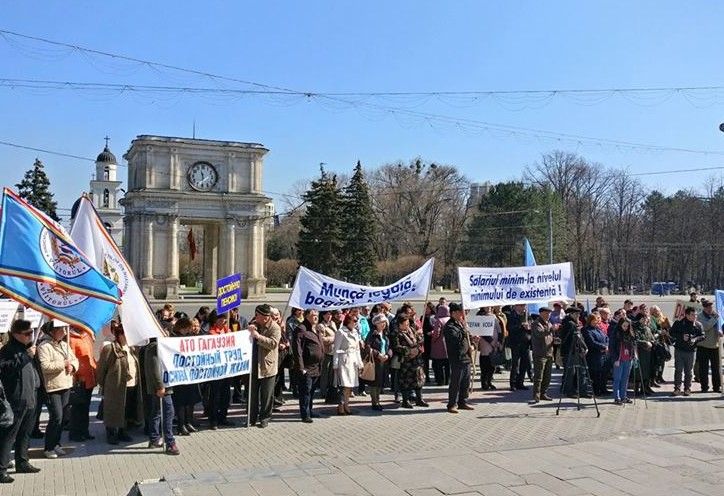 După mitingul de joi în fața Parlamentului, sindicatele din domeniul educației ies și astăzi la protest. Foto: facebook/Doru Curosu