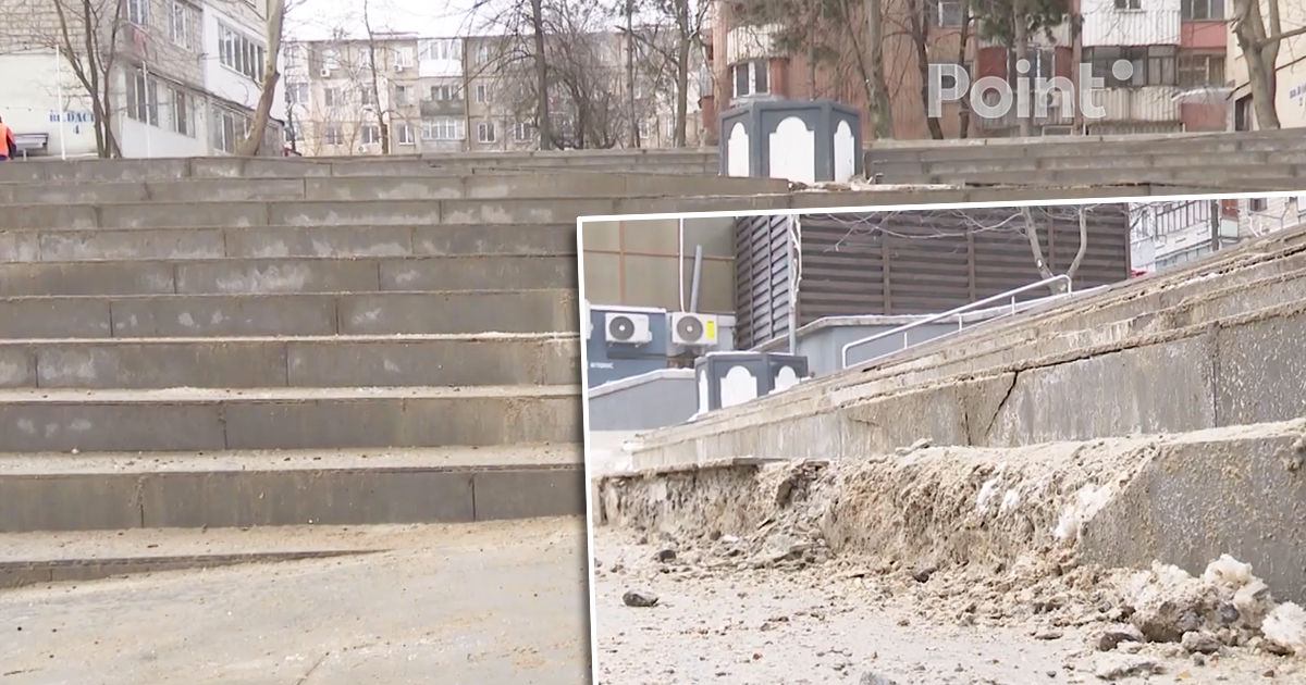 Жители Ботаники пожаловались на разрушенные ступеньки у автобусной остановки.