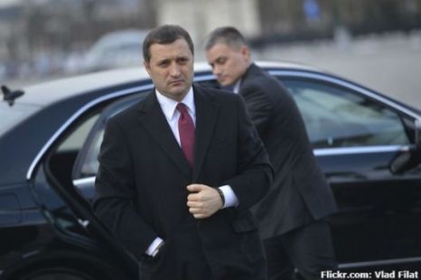 Vlad Filat testează tehnica agricolă performantă şi conduce o combină. Foto: trm.md
