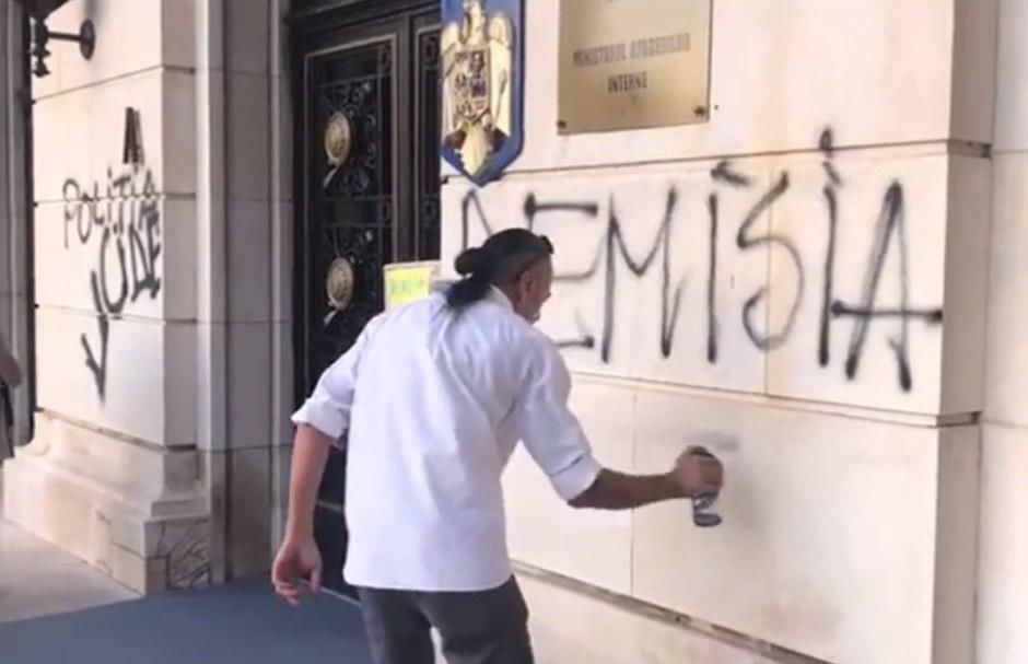 В Румынии протестующие написали на здании МВД «Отставка» и «Полиция убивает».