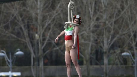 O activista femen s-a “spanzurat” intr-un mod simbolic pe un pod din Franta. Foto: repstatic.it