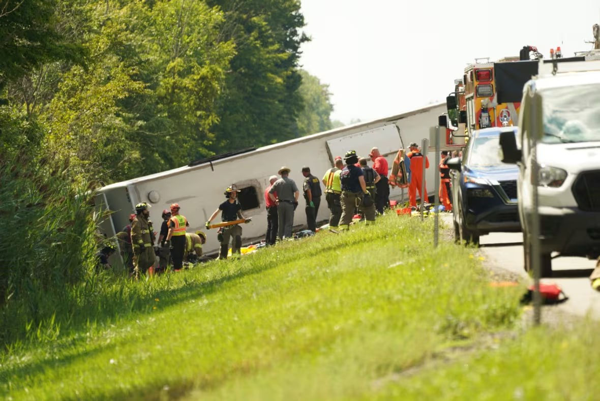 Un autocar cu turiști străini s-a răsturnat în SUA: Există persoane decedate și rănite.
