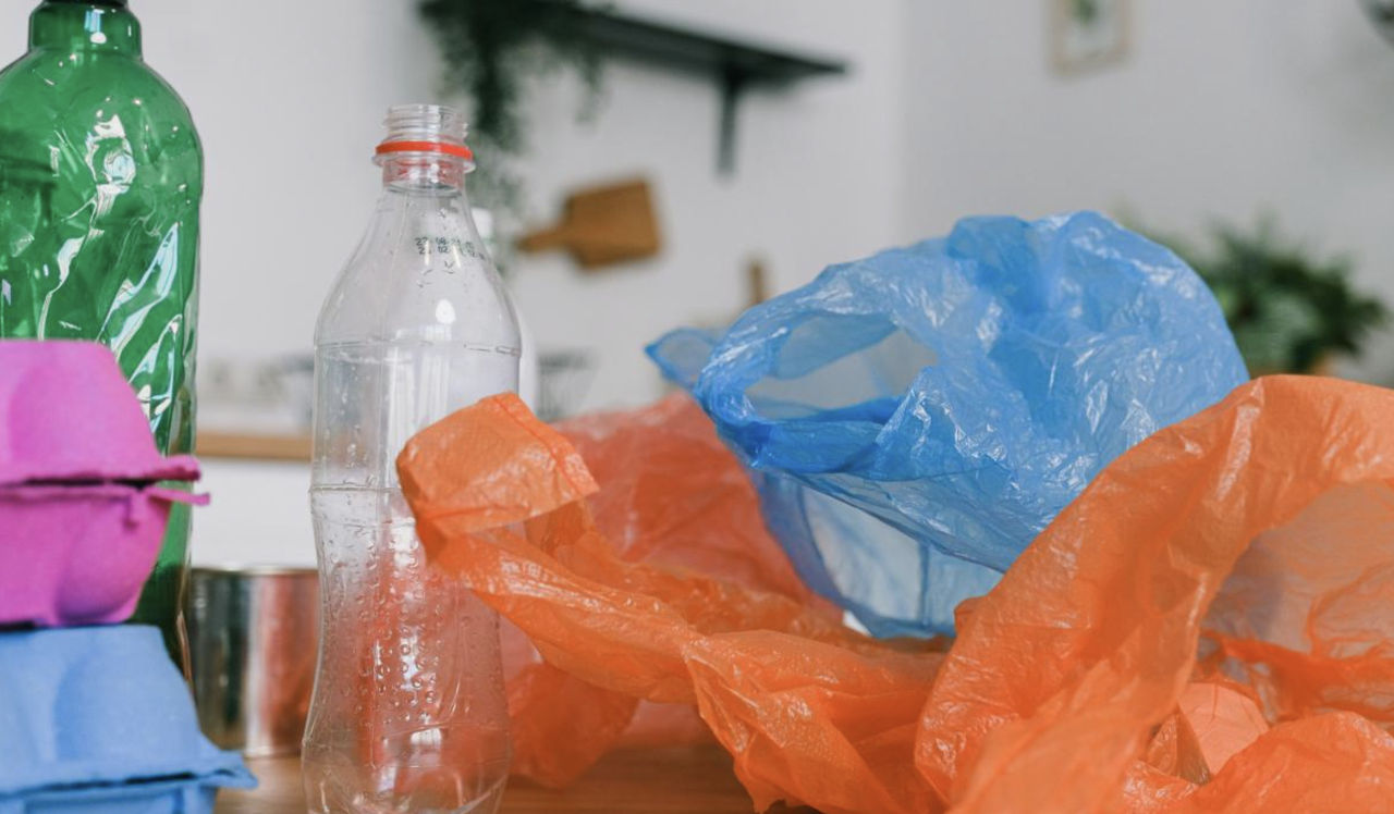 Războiul din Iran a afectat bunurile de zi cu zi la nivel mondial: De la pungi din plastic până la medicamente.