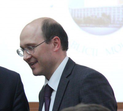 Oleg Balan, implicat recent într-un scandal privind numirea în mod ilegal a domniei sale în funcția de rector al Academiei de Administrare Publică, se bucură de protecție din partea secretarul General Adjunct al Guvernului, Roman Cazan.