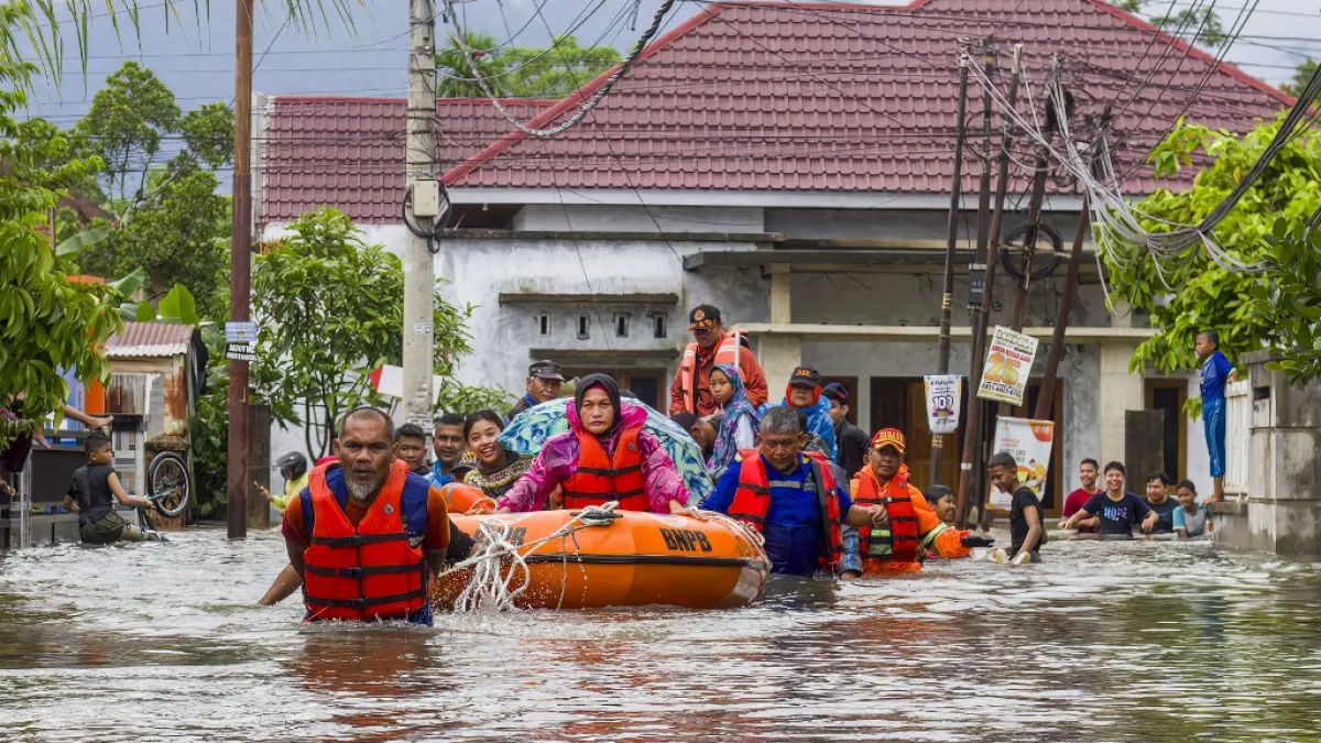 Alunecările de teren și inundațiile din Indonezia au cauzat moartea a cel puțin 17 persoane.