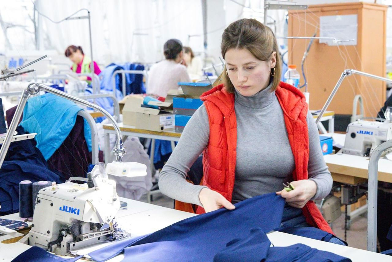 Comenzi din Europa, dar lipsă de personal: Fabricile din Moldova se luptă să supraviețuiască.