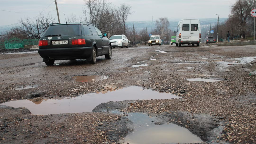  Asociație: Reducerea finanțării drumurilor ar putea genera costuri mai mari pentru reparații.