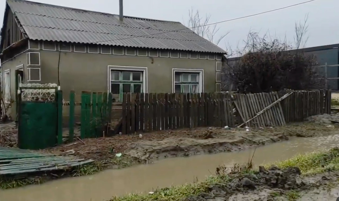 Дома, пострадавшие от затоплений в Комрате, остаются в грязи.