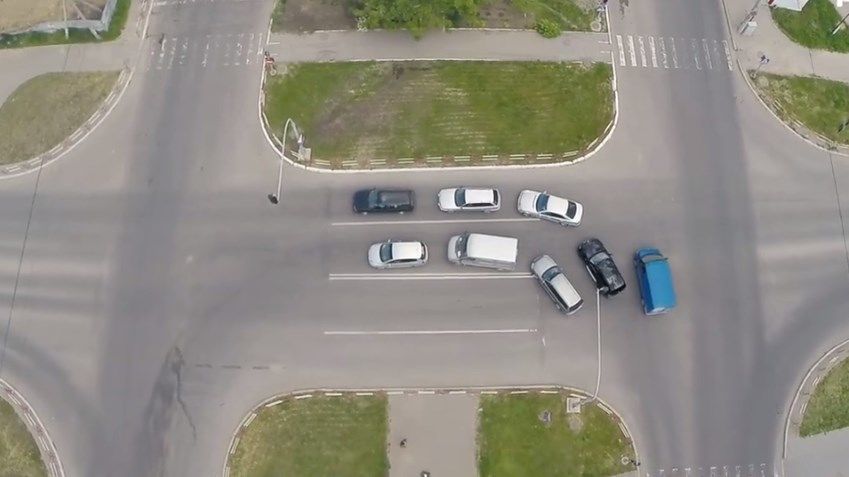 StopHam Moldova a realizat un material video în care arată cum să traversezi corect intersecţia bulevardului Mircea cel Bătrân cu strada Dumeniuc. Foto: captură video