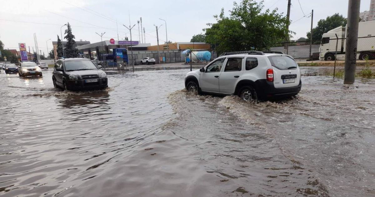 В Одессе бушует непогода: ливень затопил улицы, ветер повалил деревья.