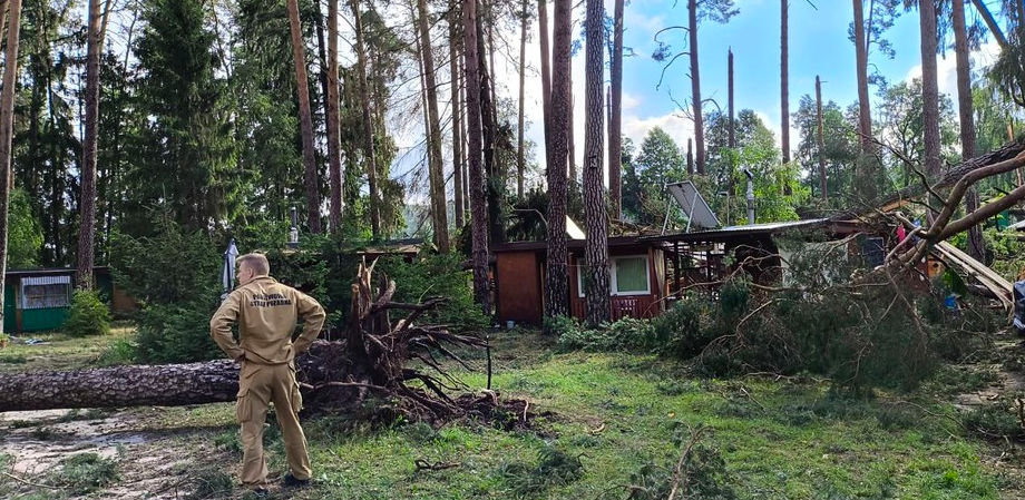 В Польше ураган разнес лагерь отдыха, где было около 20 человек.