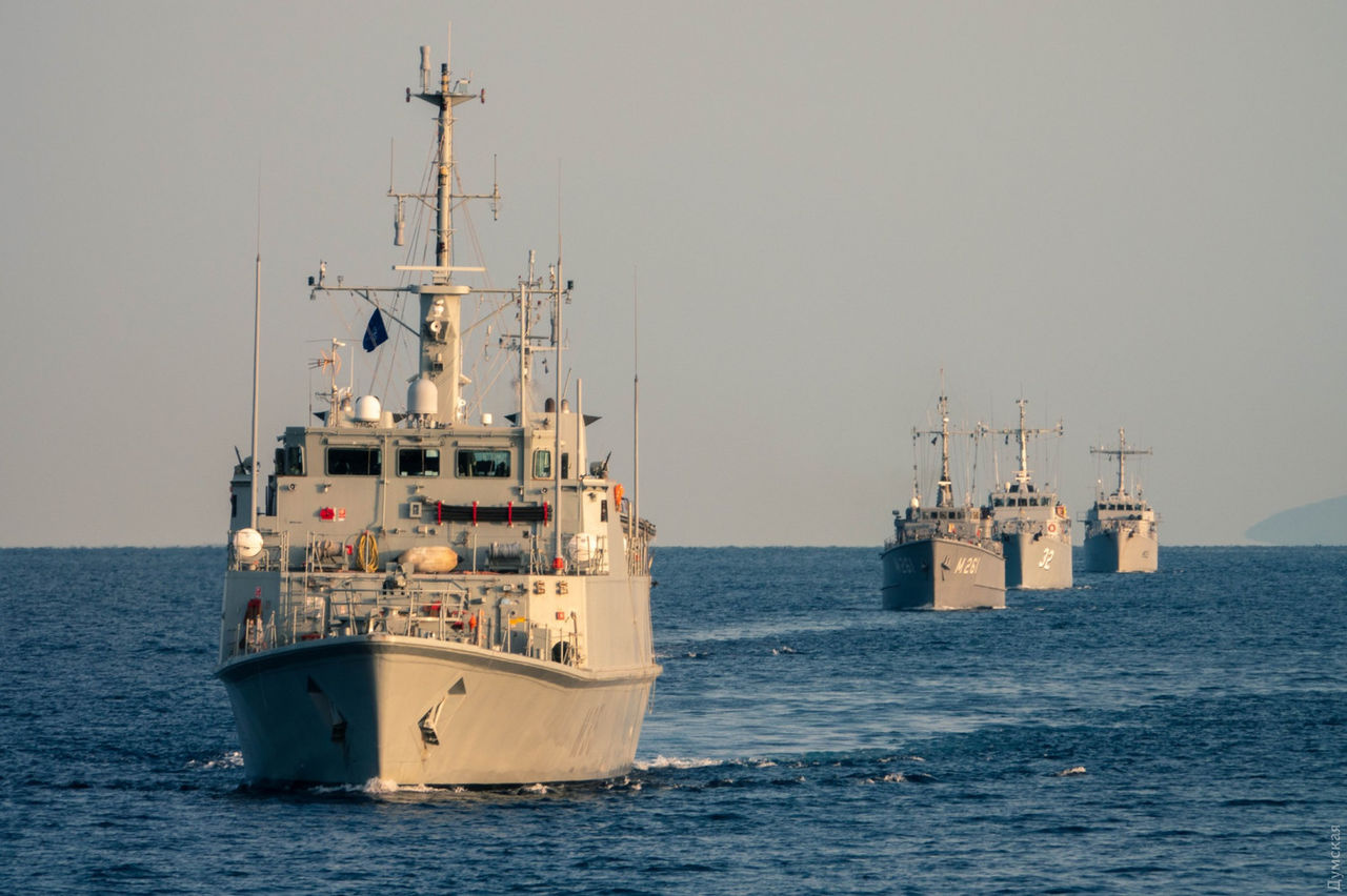 Минно-тральная группа НАТО SNMCMG2 вошла несколько часов назад в Черное море.