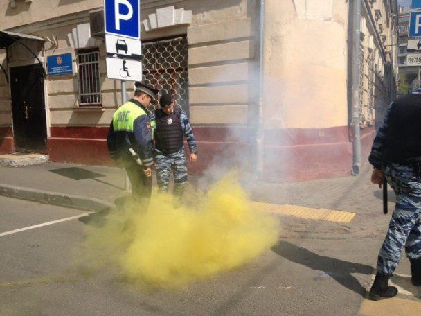 В Москве забросали файерами посольство Украины.