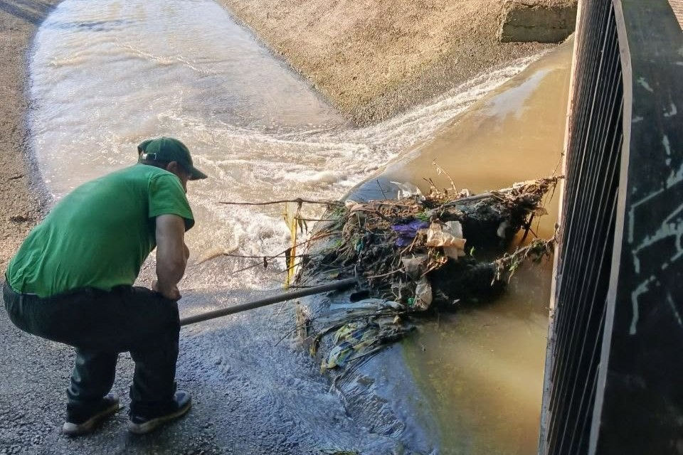Parcurile Valea Trandafirilor și Valea Morilor, curățate de nămolul adus de viituri.