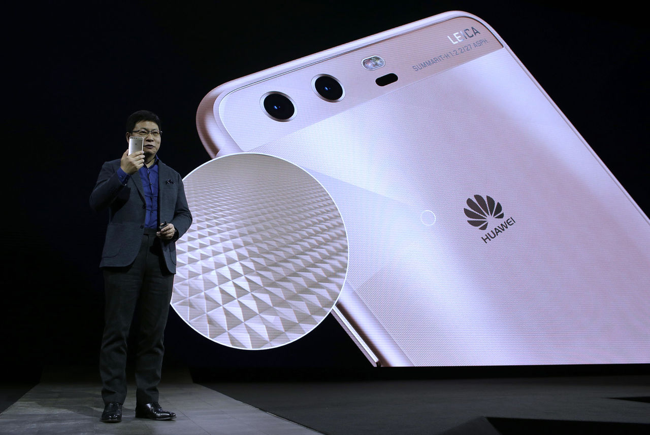 Huawei выпустит ещё один смартфон с "монобровью".