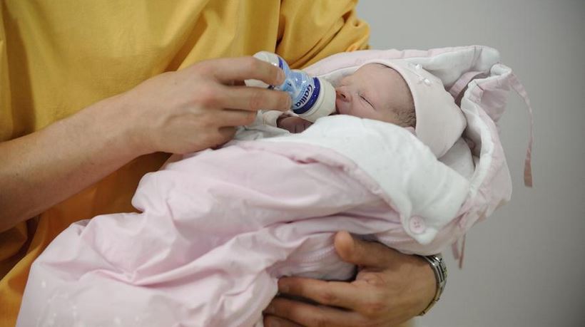 «Я не вижу причин, почему эта женщина должна находиться вдали от своего больного сына», - считает акушерка. Фото: AFP