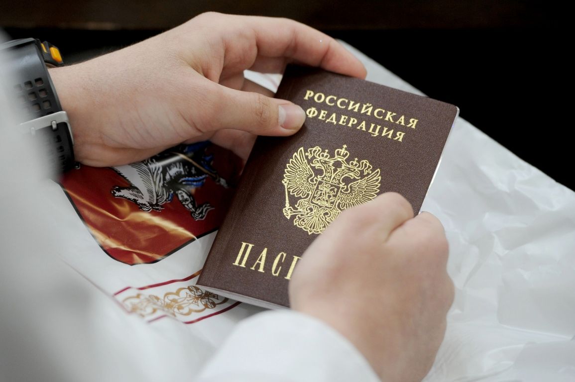 Получить гражданство РФ без отказа от иного смогут те, кто постоянно проживают в России.