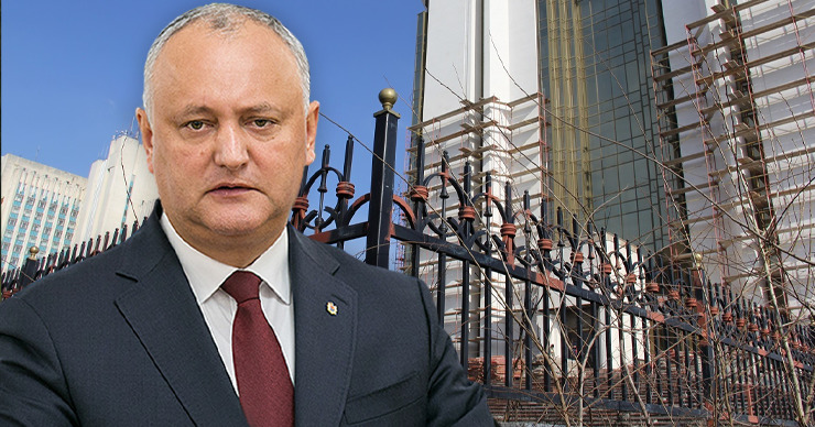 Додон о сносе забора у президентуры: Вытопчут траву, будут купаться в фонтанах.