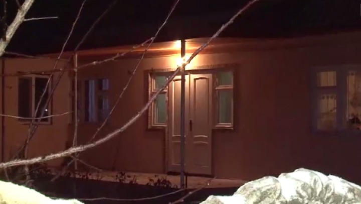 Prinşi în flagrant în timp ce sustrăgeau bunuri dintr-o gospodărie din satul Grătiești. 