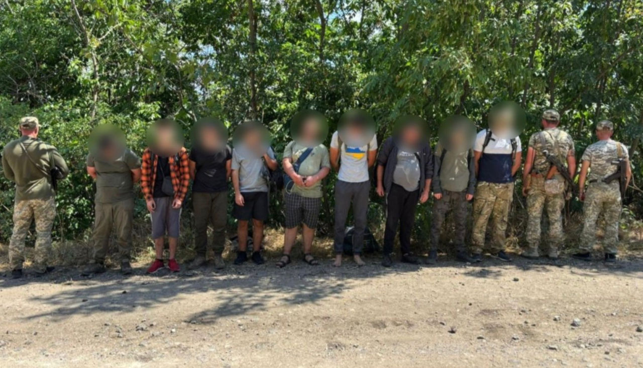 Трое суток шли к границе: возле Молдовы задержали девять уклонистов.