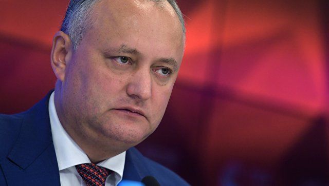Додона четыре раза временно отстраняли от обязанностей.
