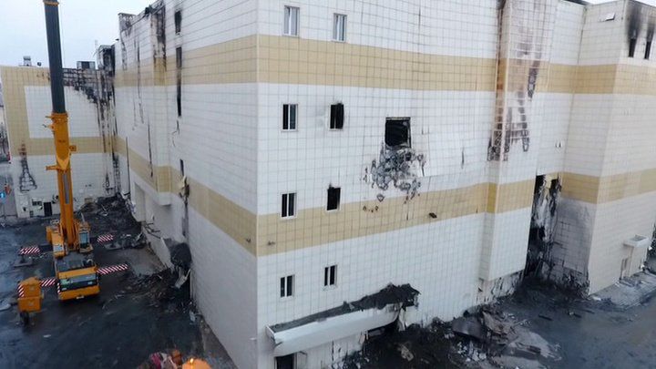  В здании не работали аварийные выходы и система оповещения. Погибли 60 человек, большинство из них — дети