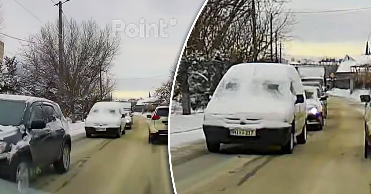O mașină cu parbrizul acoperit în totalitate de zăpadă, surprinsă în trafic în Capitală.