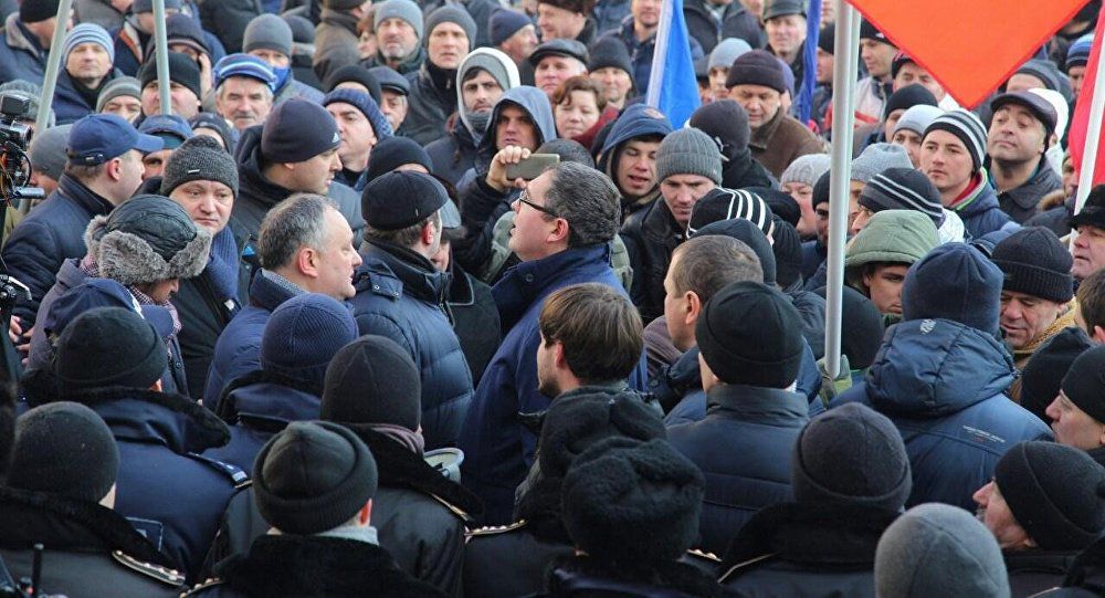 Igor Dodon merge la CCM însoţit de mii de protestatari. Foto: Sputnik/ Miroslav Rotari