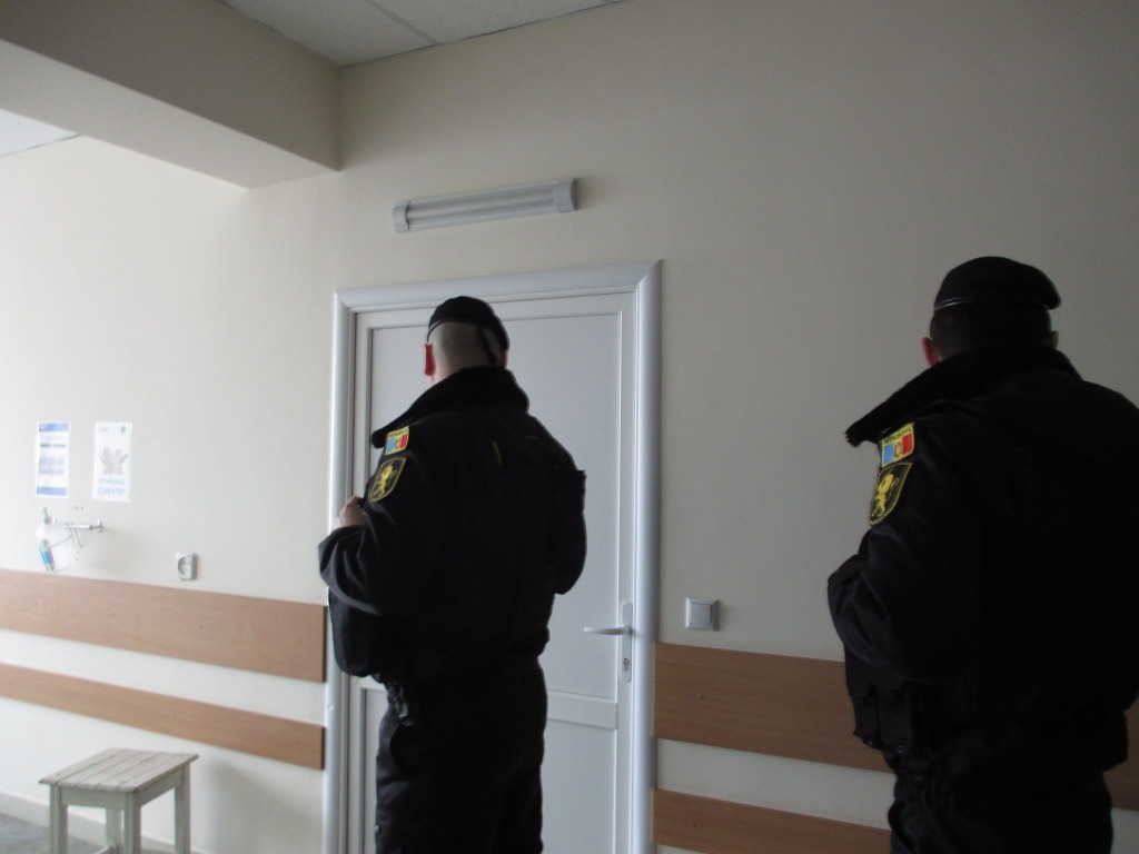 Focuri de armă la Botanica: Şoferul ce a supraviețuit, păzit de poliție. Foto: CrimeMoldova