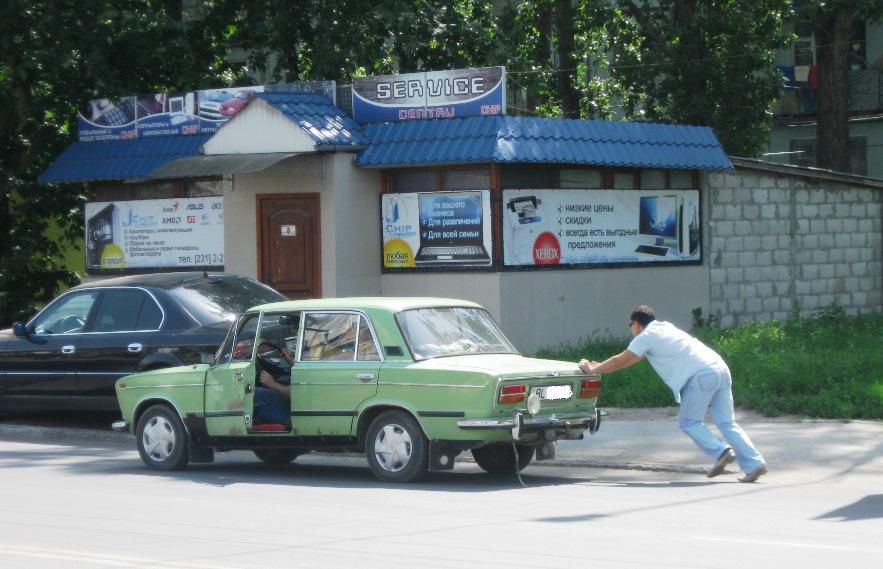 75 la sută dintre şoferii din ţara noastră se mulţumesc cu automobile care au între 6 şi 20 de ani vechime. Foto: baltimd.wordpress.com