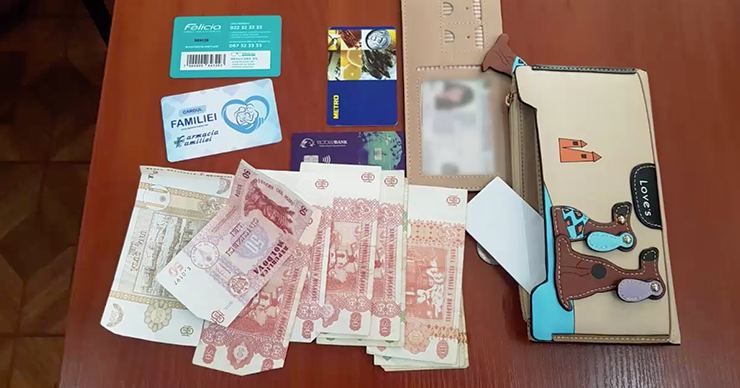 Полиция задержала карманницу, обокравшую на рынке молодую девушку.