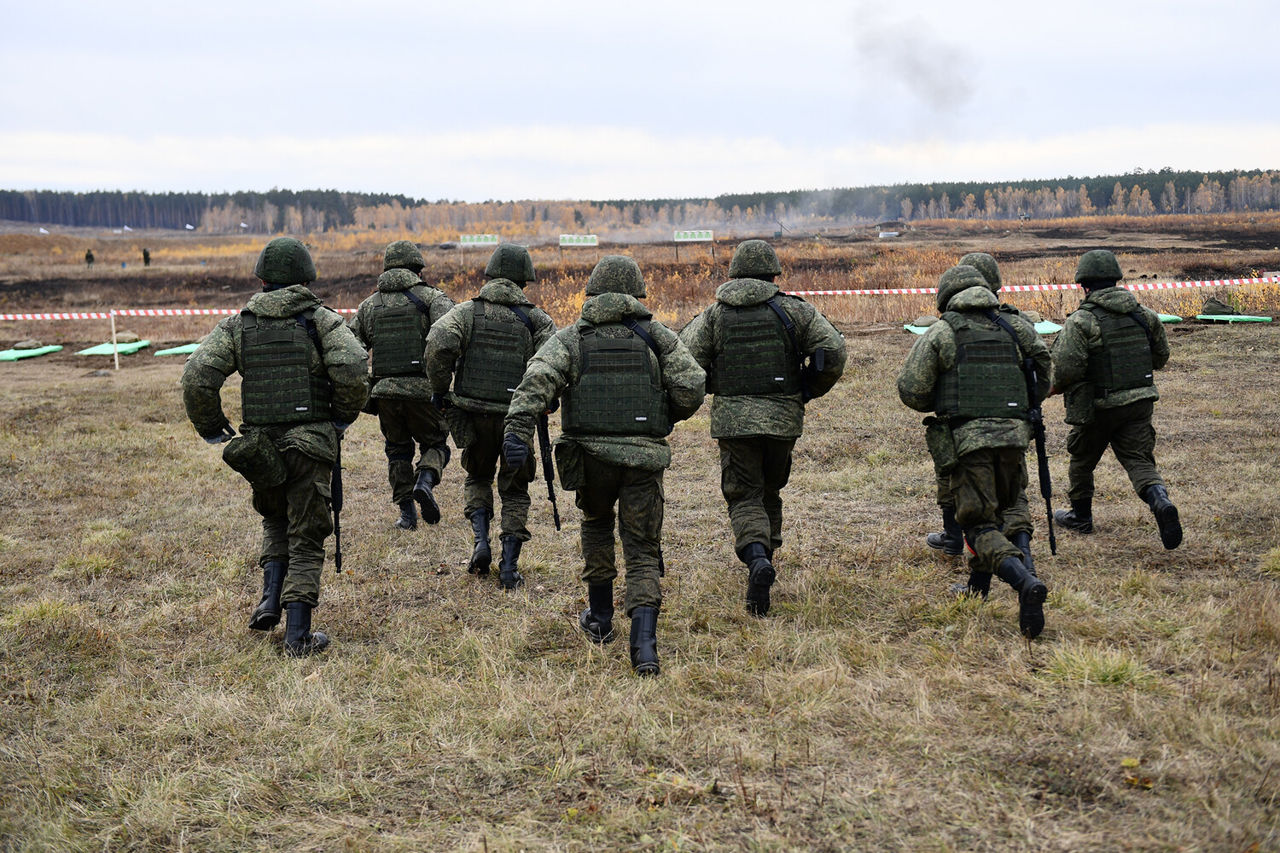 Путин подписал закон, приравнивающий добровольцев к военнослужащим ВС РФ.