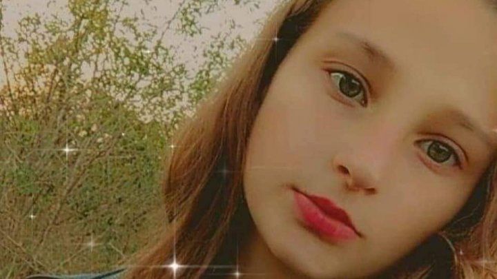 Полиция и родственники ищут пропавшую девушку-подростка из Страшен.
