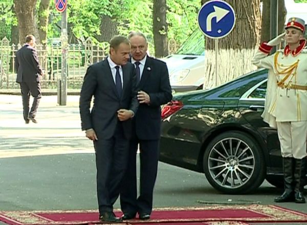 Donald Tusk a avut nevoie de Nicolae Timofti ca sa defileze pe covorul rosu. Foto: inprofunzime.md