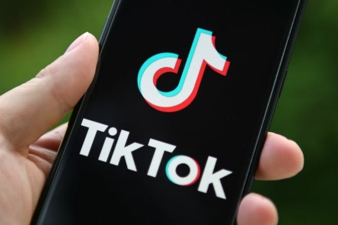 TikTok вводит новые ограничения для подростков.