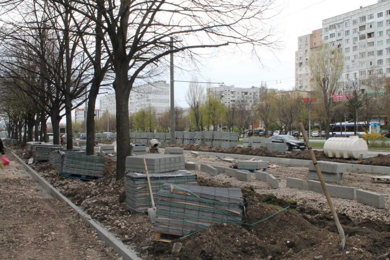 На бульваре Мирча чел Бэтрын ремонтируют тротуары.
