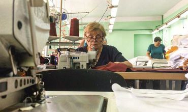 Молдавская фабрика шьёт одежду для врачей из Европы