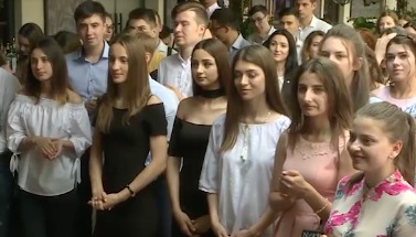 Фонд "Эдельвейс" поздравил с окончанием лицеев участников программы "Сто стипендий для молодёжи".