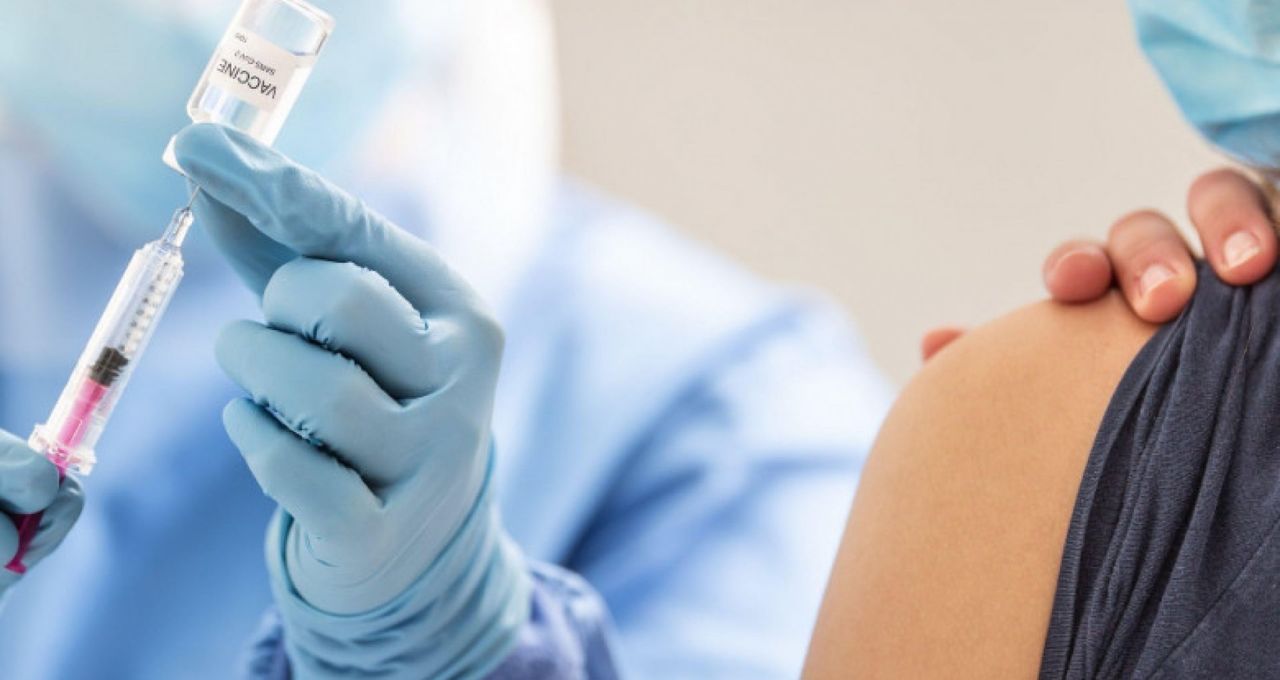 Со снижением случаев COVID уменьшилось число желающих вакцинироваться.