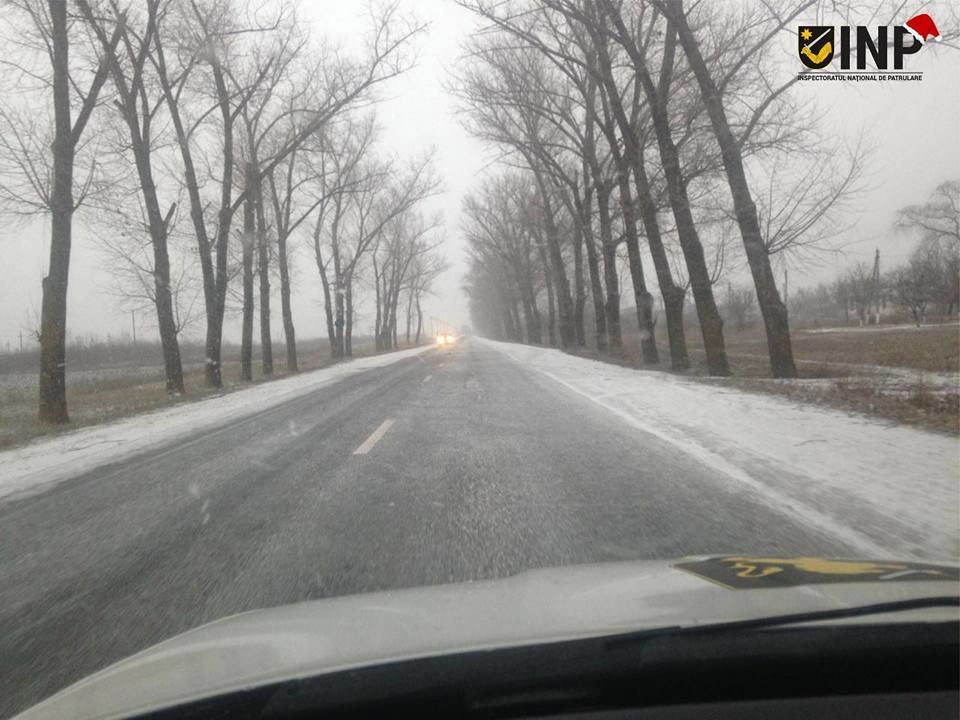 Ninsoare pe drumurile țării. Polițiștii anunță cum se circulă