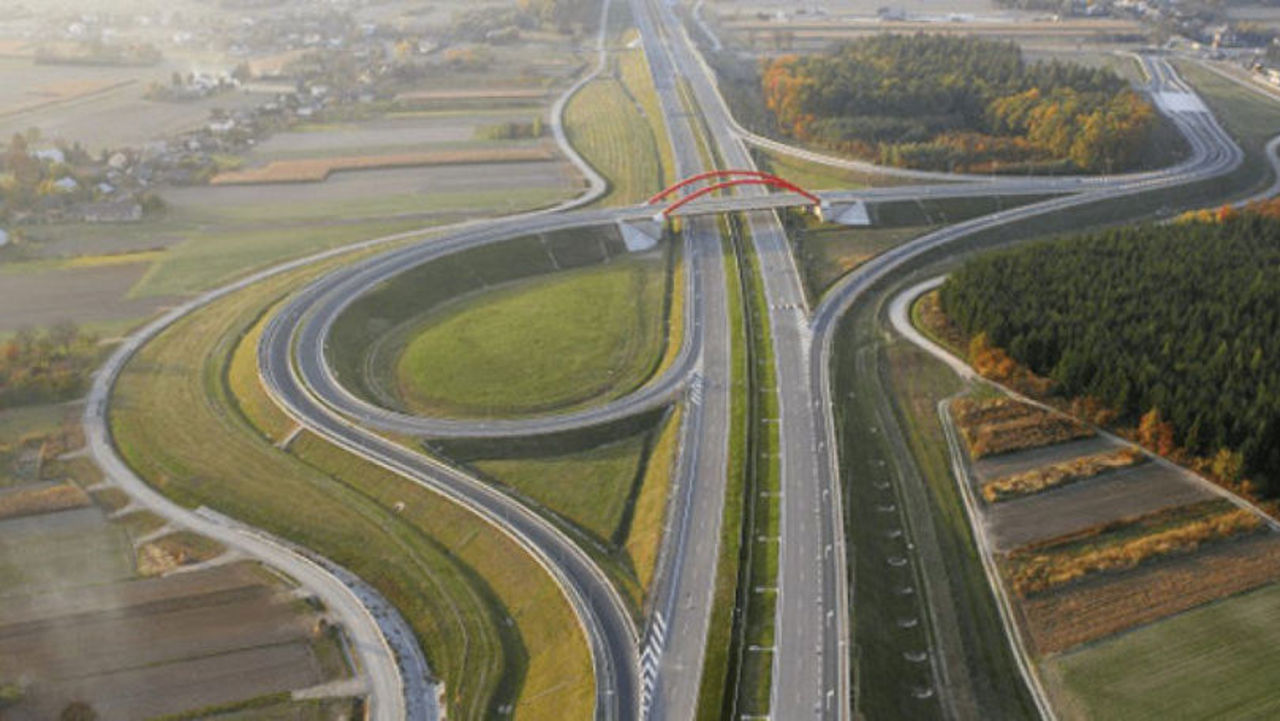 Construcția autostrăzii care va lega estul și vestul României a ajuns într-un impas.