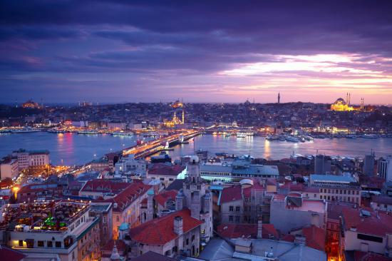 Ministrul turc al energiei și resurselor naturale, Taner Yildiz, a estimat luni că Ankara nu trebuie să aleagă între Rusia și Uniunea Europeană, relatează agenția RIA Novosti.