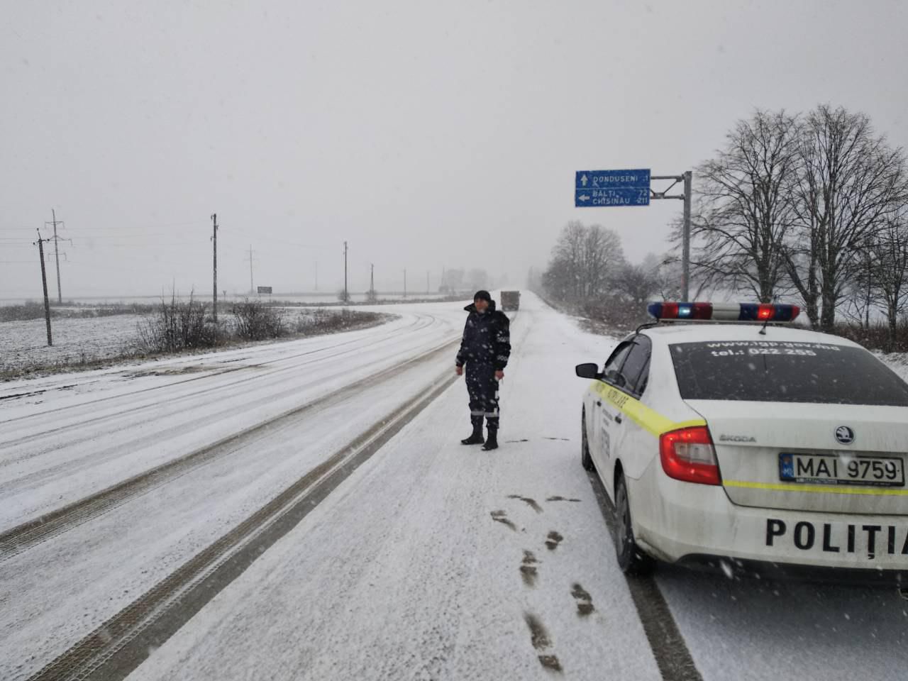 În acest moment, în nordul ţări, majoritatea traseelor sunt acoperite cu zăpadă.  