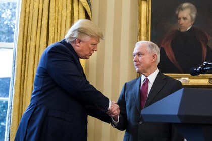 Трамп назвал "охотой на ведьм" претензии к Сешнсу.