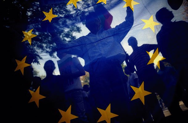 După 15 ani de la bombardamentele aviației NATO asupra Iugoslaviei, foștii dușmani de moarte Serbia și Kosovo fac primii pași spre aderarea la Uniunea Europeană.
