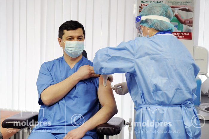 Сотрудники медицинской системы получат третью дозу вакцины. Фото: moldpres.md