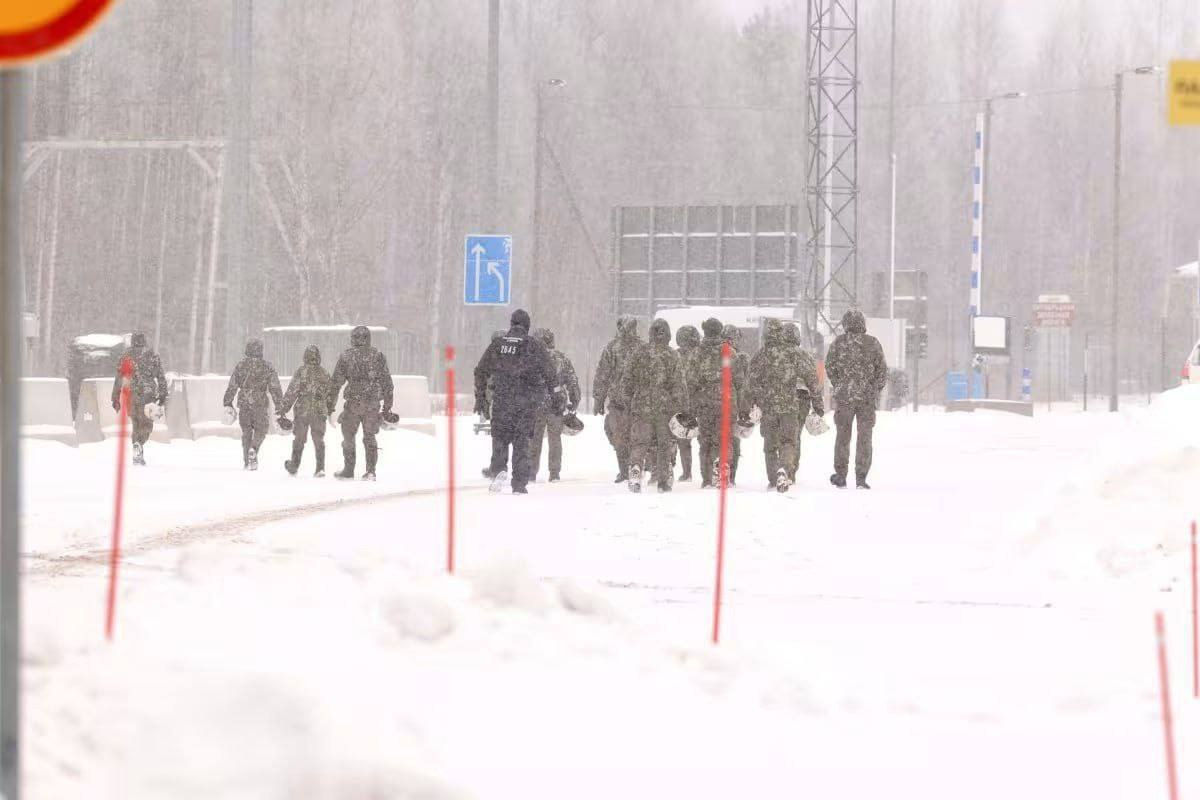 Финляндия направила военных к границе с РФ на фоне наплыва мигрантов.