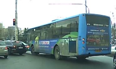 Ambuteiaje la o intersecție din Capitală din cauza unui autobuz